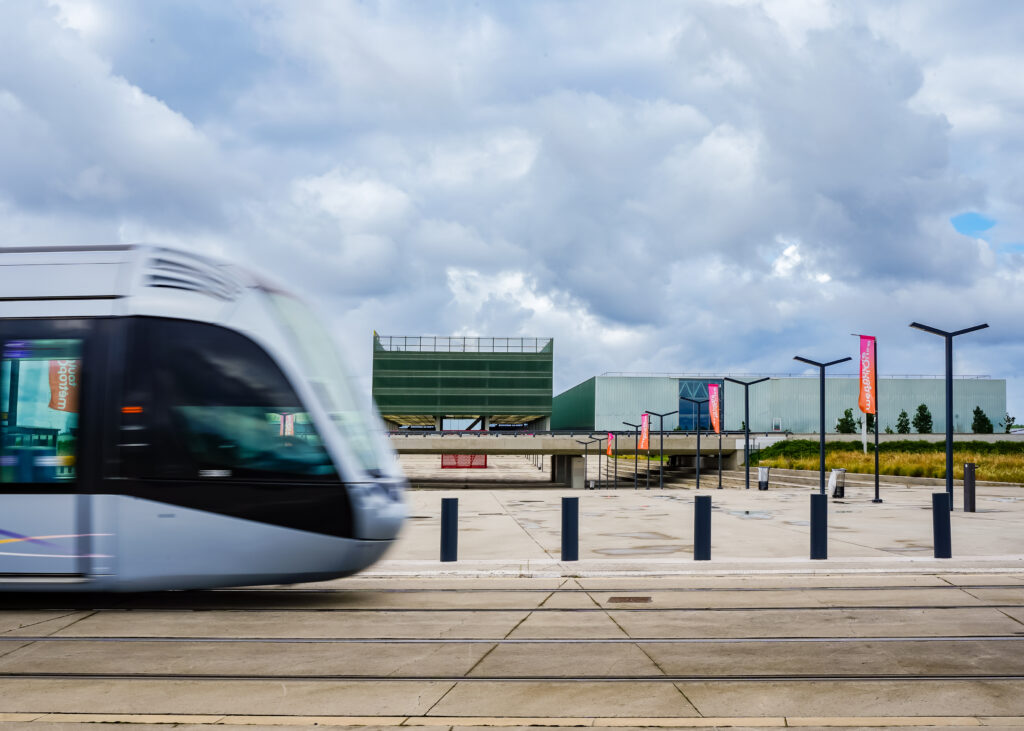 Tramway devant le MEETT de Toulouse